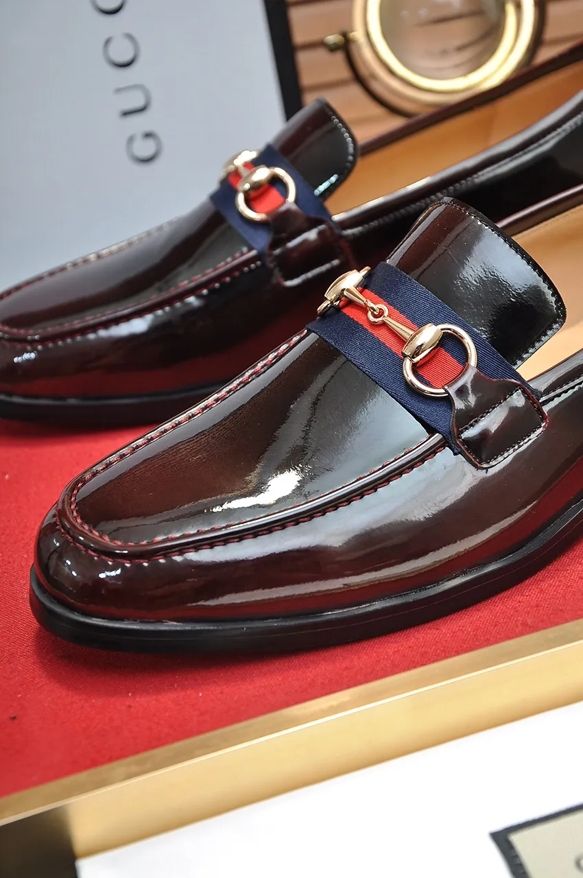 Men's shoes💰540💶Italy's top luxury men's shoe giant (GUCCI) (Gucci) (full cowhide lining) new arrival🍃Original European style🔰 Pleasant to the eye😍In order to make the shoes more durable and non-deformable🌀The production continues to follow traditional methods but there is still no lack of innovation💪The original open-edge beaded cowhide is chosen for the leather♻️ Smooth and natural And extra bright ⭐Made of imported cowhide, the first choice of rich people 38-45 (45 customized)